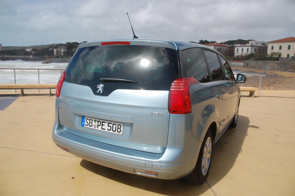 Peugeot 5008 1.6 l 155 THP Premium: Panoramablick auf allen Plätzen