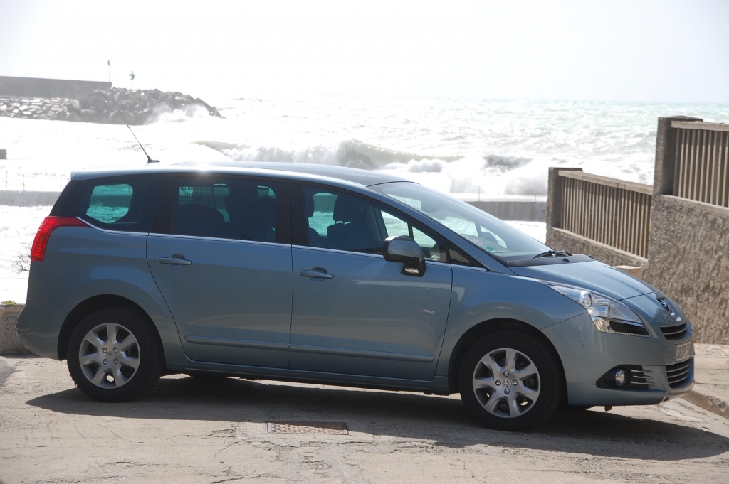 Peugeot 5008 1.6 l 155 THP Premium: Panoramablick auf allen Plätzen