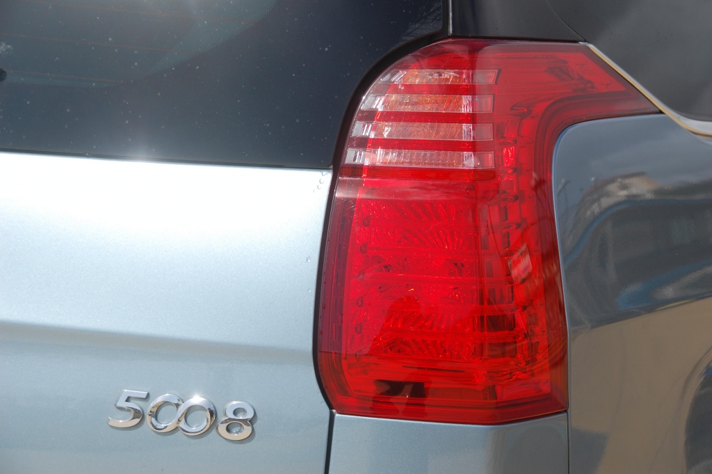 Peugeot 5008 1.6 l 155 THP Premium: Panoramablick auf allen Plätzen