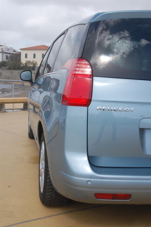 Peugeot 5008 1.6 l 155 THP Premium: Panoramablick auf allen Plätzen
