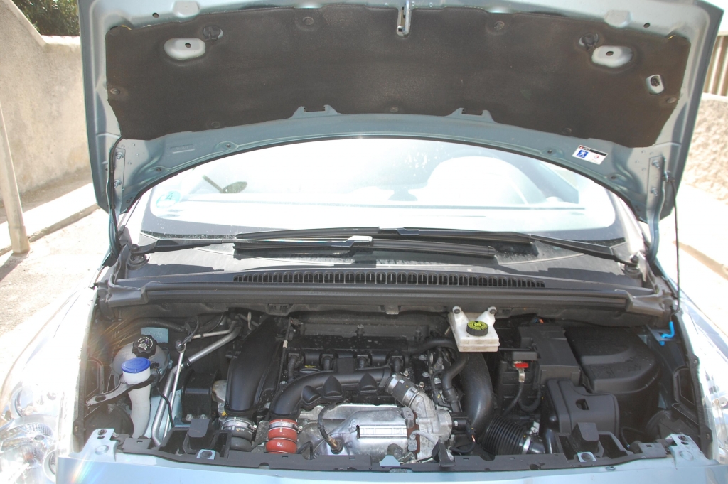 Peugeot 5008 1.6 l 155 THP Premium: Panoramablick auf allen Plätzen