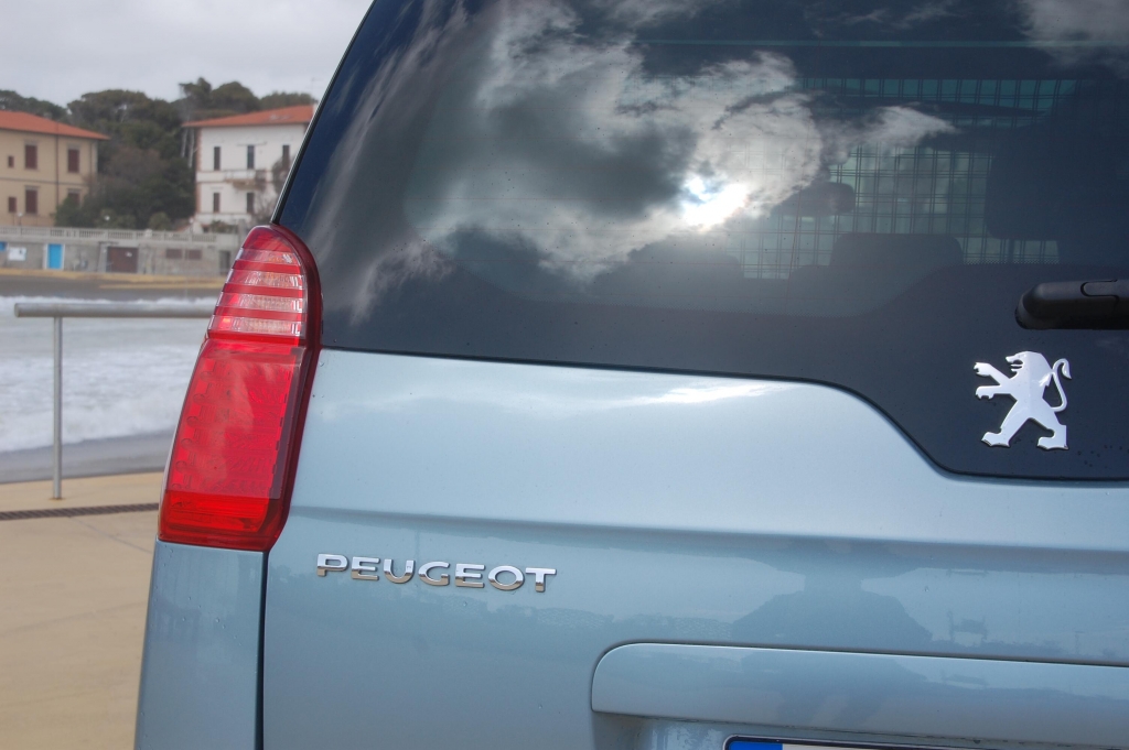 Peugeot 5008 1.6 l 155 THP Premium: Panoramablick auf allen Plätzen