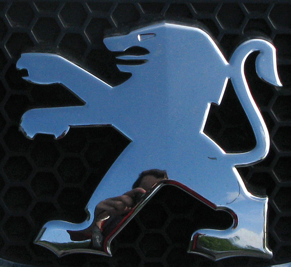 Peugeot Professional: Auf der Motorhaube sitzt das erneuerte Löwen-Markenemblem. 