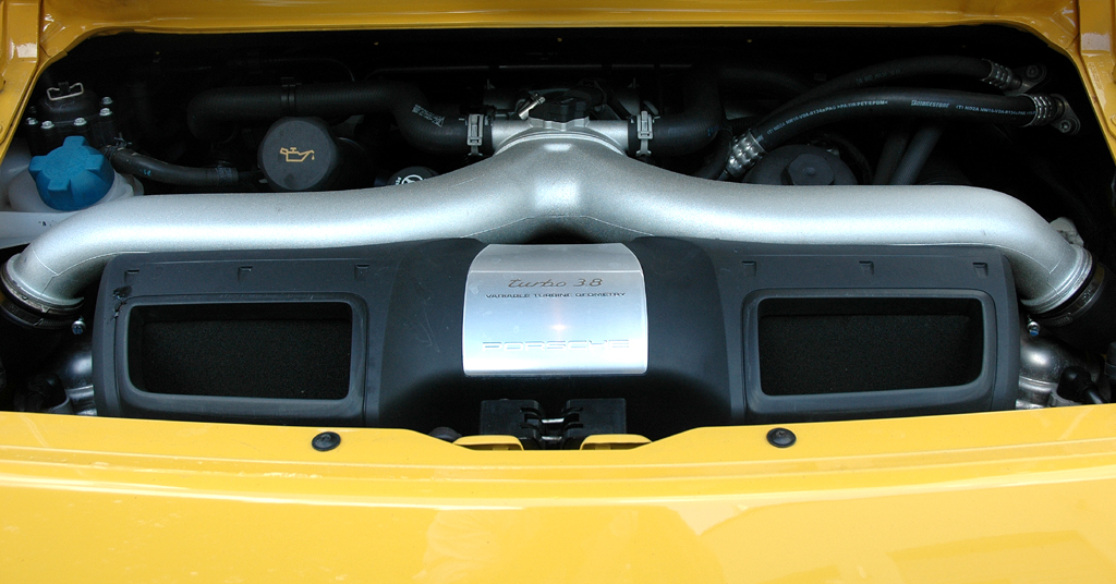 Porsche 911 Turbo: Blick in den kompakten Motorraum hinten. 