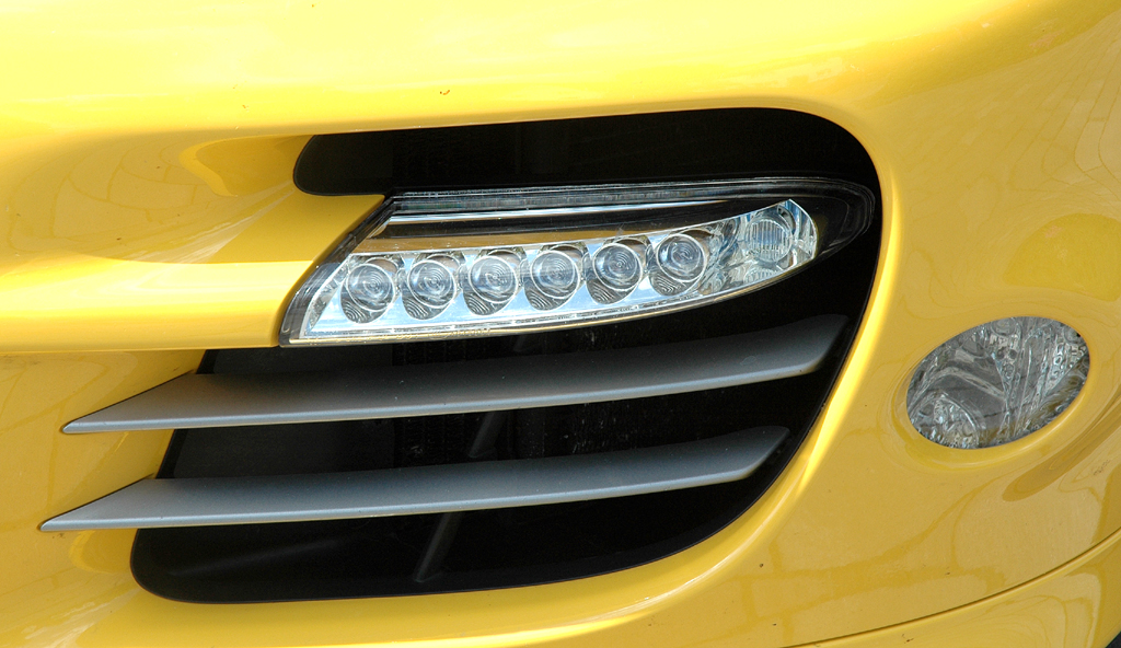 Porsche 911 Turbo: Detailaufnahme vom vorderen Stoßfänger. 