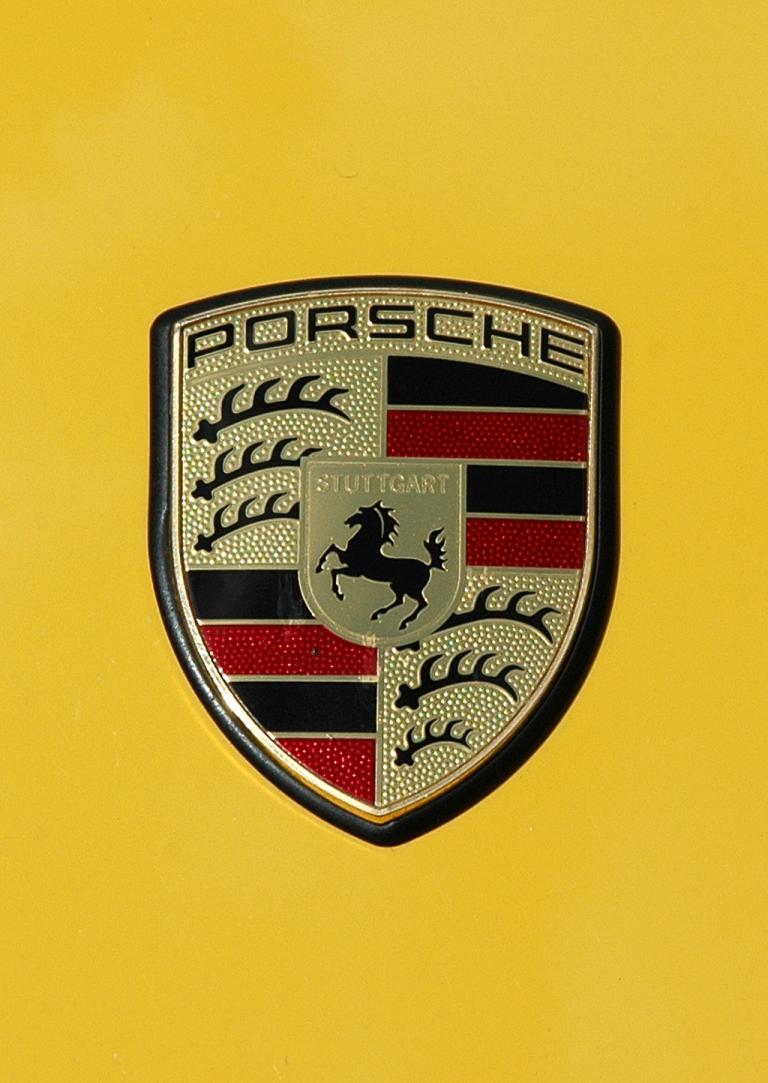 Porsche 911 Turbo: Markenemblem auf der Kofferraumhaube. 