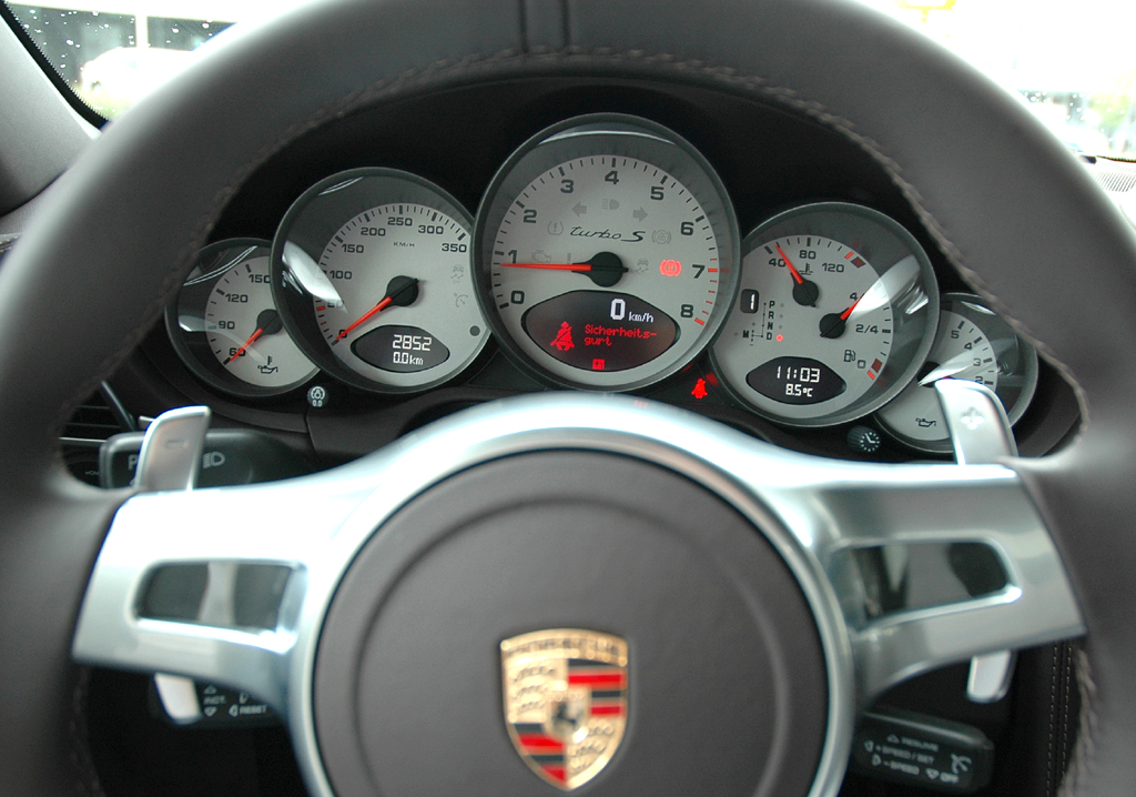 Porsche 911 Turbo S: Blick auf die Rundinstrumentierung. 