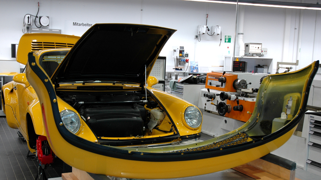 Porsche 911 Turbo S: Erster 911 Turbo S in der Werkstatt im Museum.
