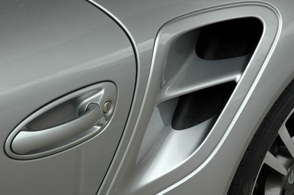 Porsche 911 Turbo S: Türgriff, seitlicher Lufteinlass. 