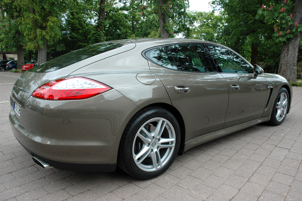 Porsche Panamera Sechszylinder: (Buckel-)Heck-/Seitenansicht.