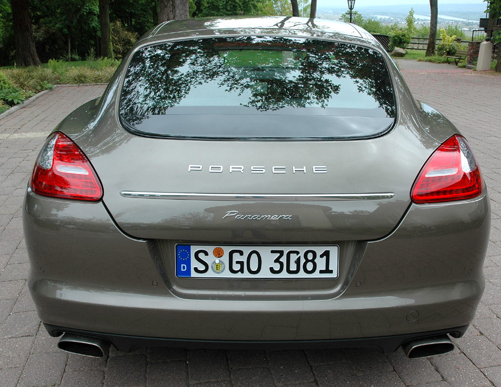 Porsche Panamera Sechszylinder: (Buckel-)Heckansicht. 
