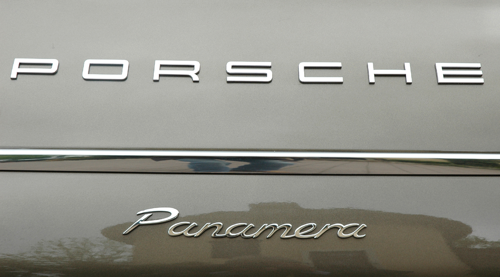Porsche Panamera Sechszylinder: Heckansicht mit Schriftzügen. 