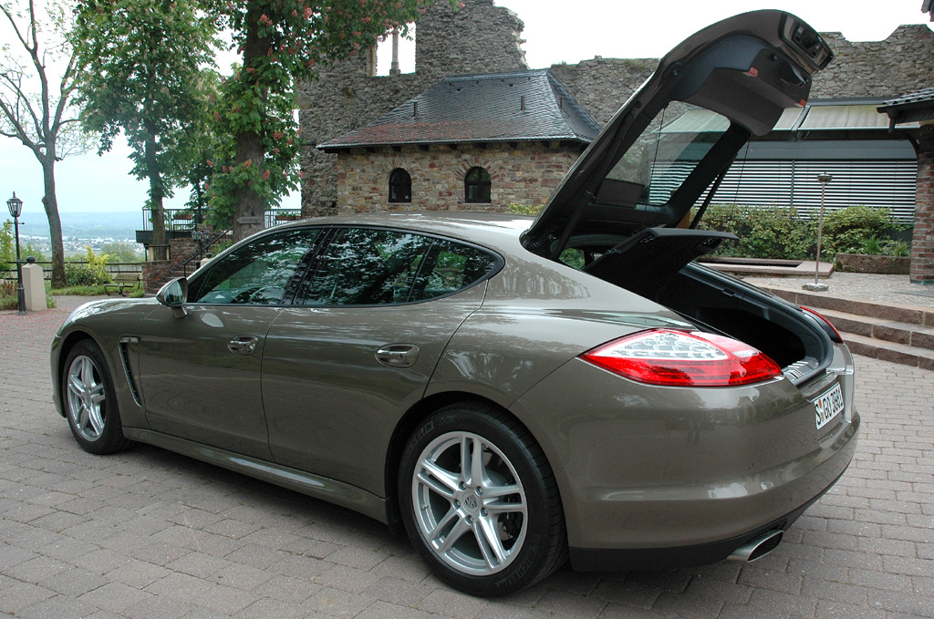Porsche Panamera Sechszylinder: Ins Stauabteil passen 445 bis 1263 Liter Gepäck hinein. 