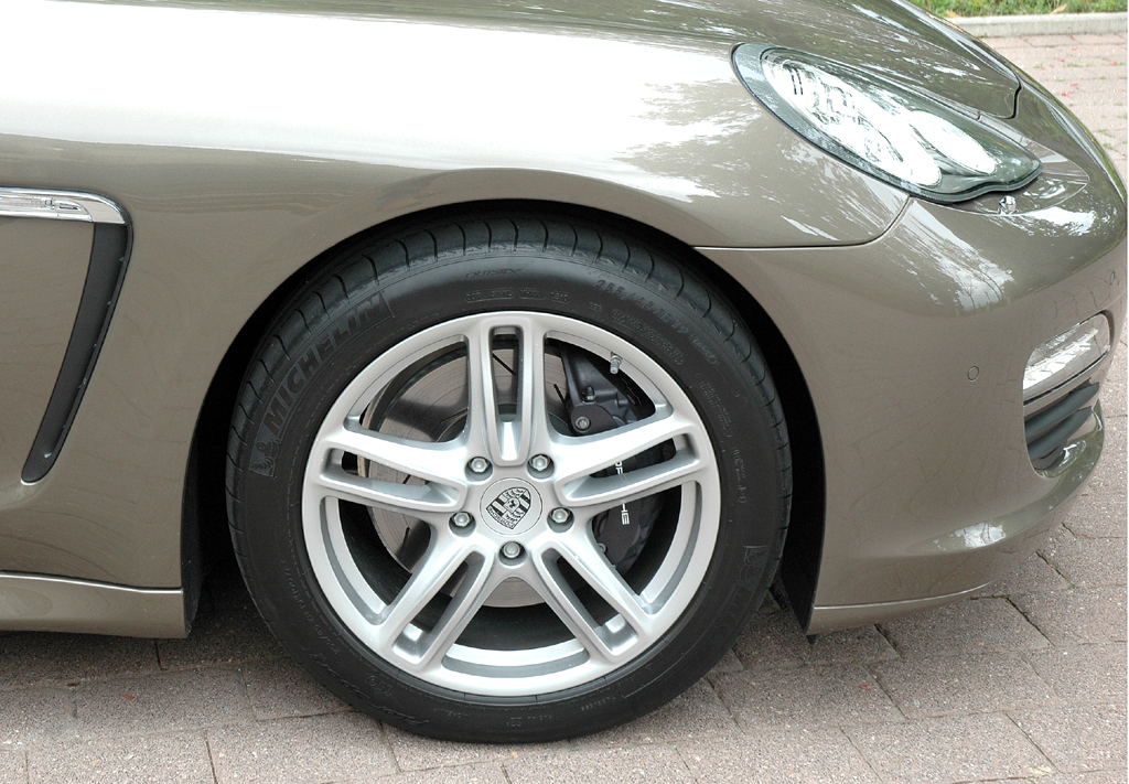 Porsche Panamera Sechszylinder: Standard sind 18-Zöller mit 245/275er-Reifen. 