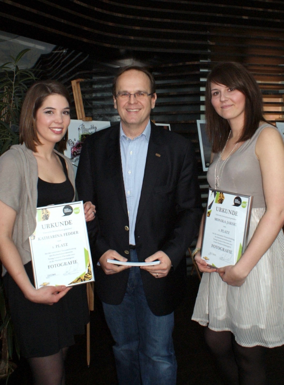 Rej Husetovic, Pressesprecher Chevrolet Deutschland GmbH, mit den Gewinnerinnen der Kategorie Fotografie, Katharina Fedder und Monika Jaksic (Mediadesign Hochschule Düsseldorf)