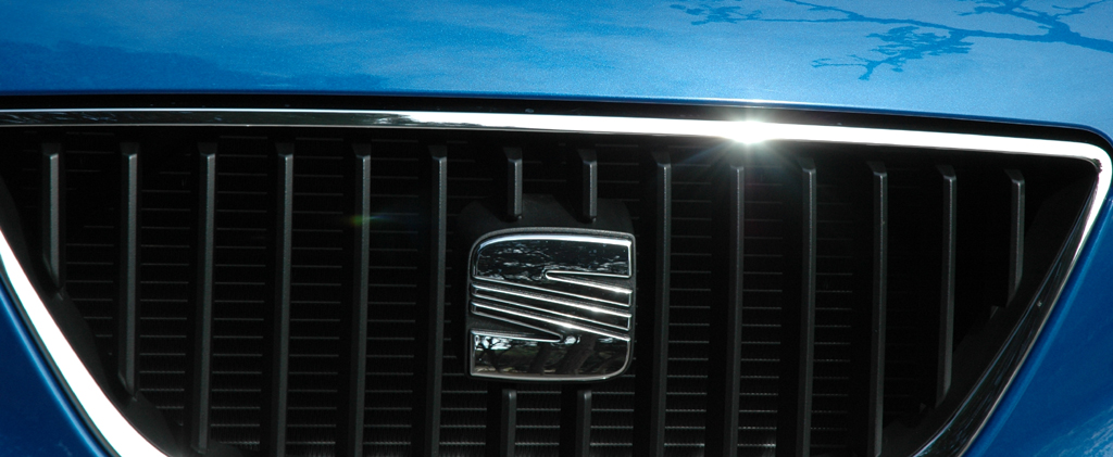 Seat Ibiza ST: Kühlergrill mit Markenemblem. 