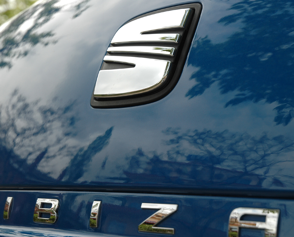 Seat Ibiza ST: Kofferraumklappe mit Markenemblem und Schriftzug. 