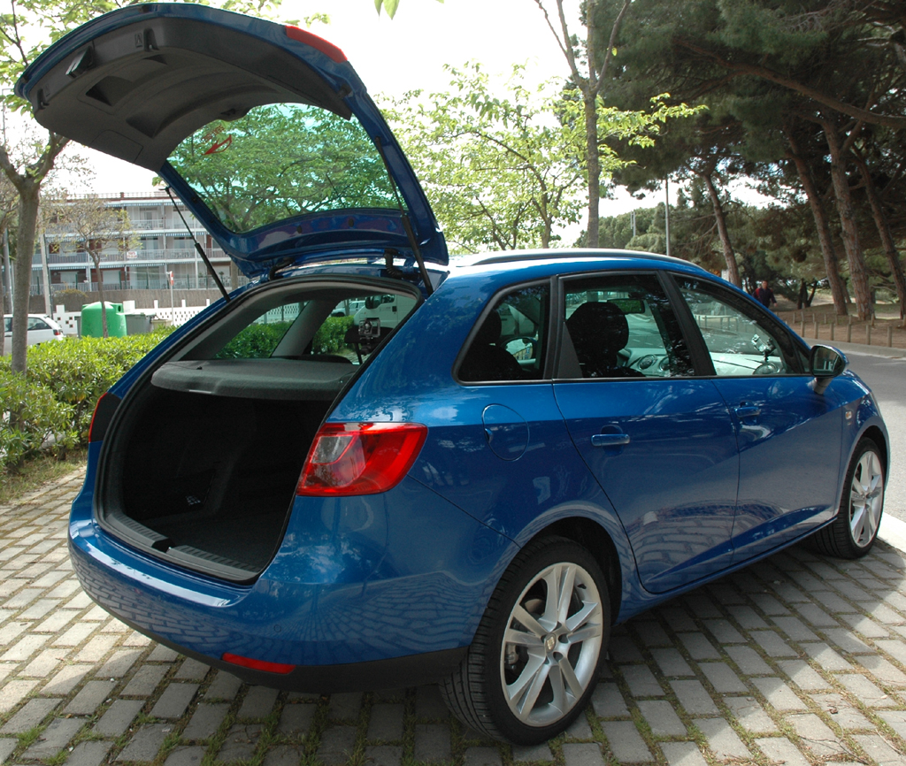 Seat Ibiza ST: Mit geöffneter Kofferraumklappe. 