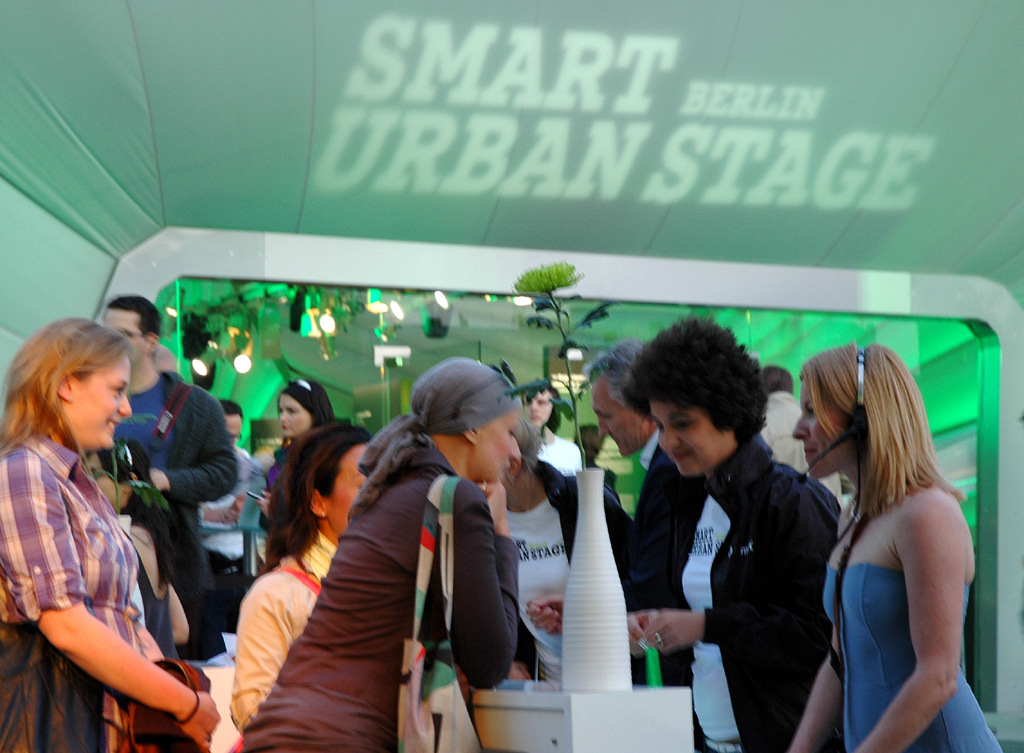 Smart Urban Stage: Vor dem geschwungenen Zeltpavillon. 