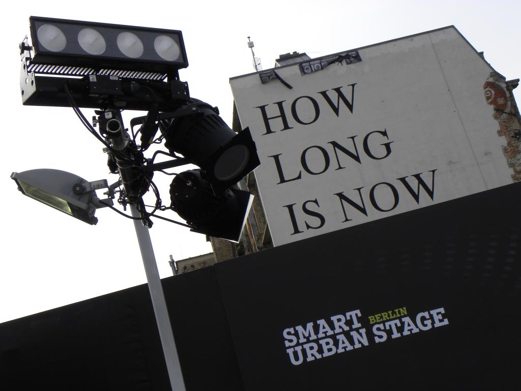 Smart Urban Stage in Berlin mitten in Mitte an der Oranienburger Straße.