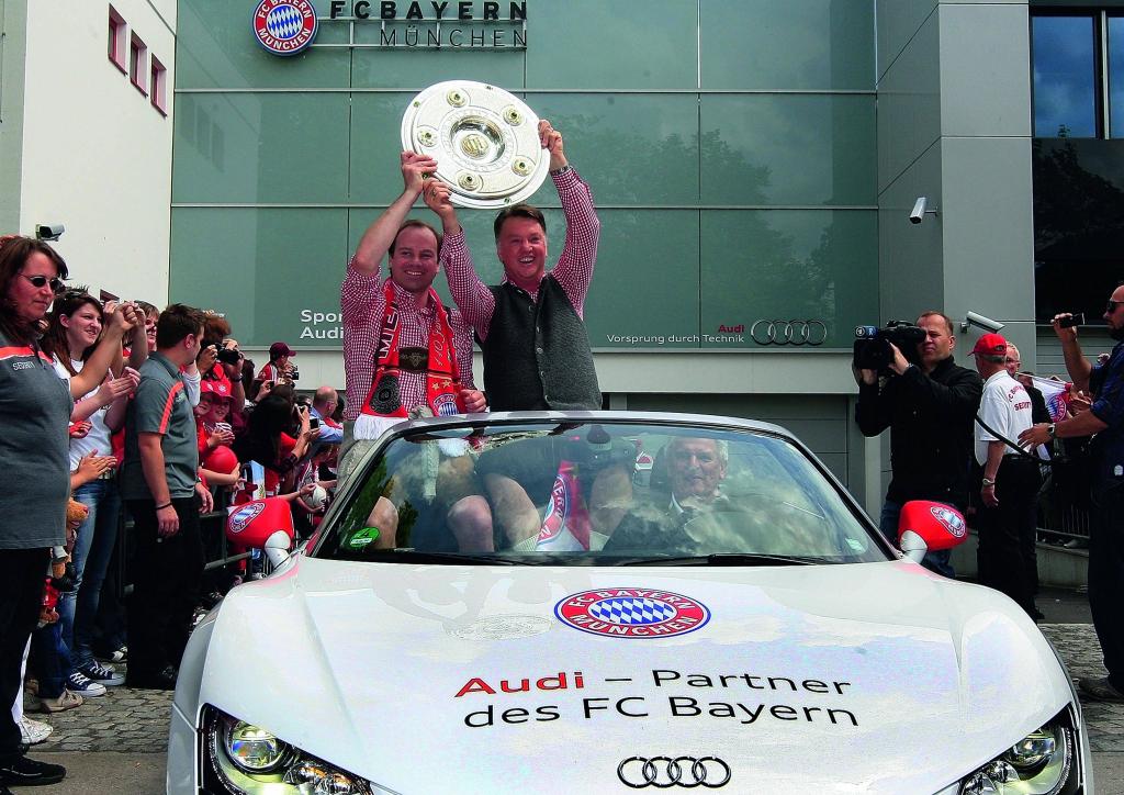 Spieler und Trainer des neuen Deutschen Meisters FC Bayern München ließen sich bei einem Autokorso in Fahrzeugen des Partners Audi von ihren Fans feiern. 