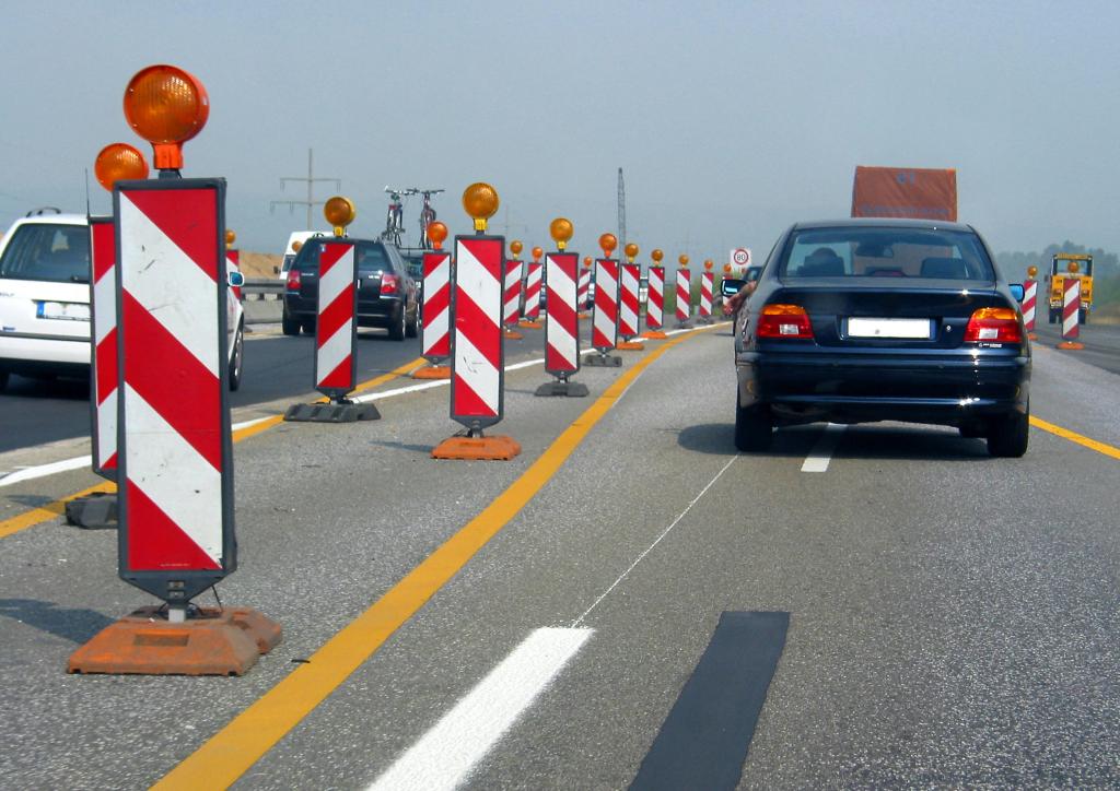 Straßenmarkierung: Linien mit Leitfunktion 