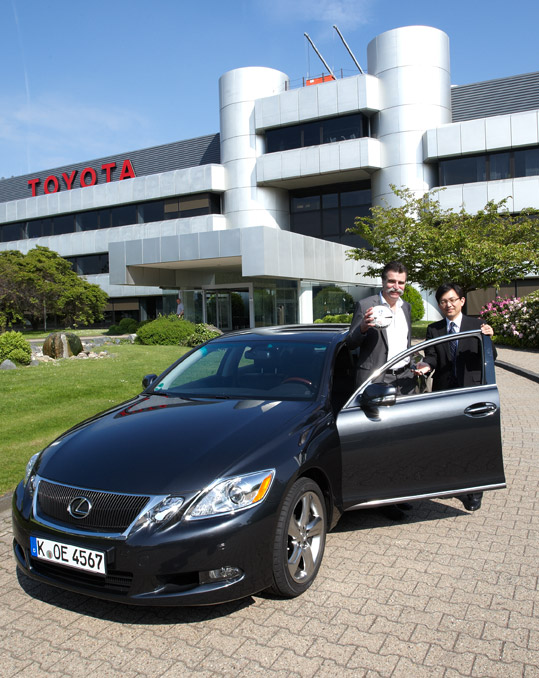 Toshiaki Yasuda, Präsident von Toyota Deutschland übergab am Freitag einen Lexus GS300 an Heiner Brand, den Handballnationaltrainer.