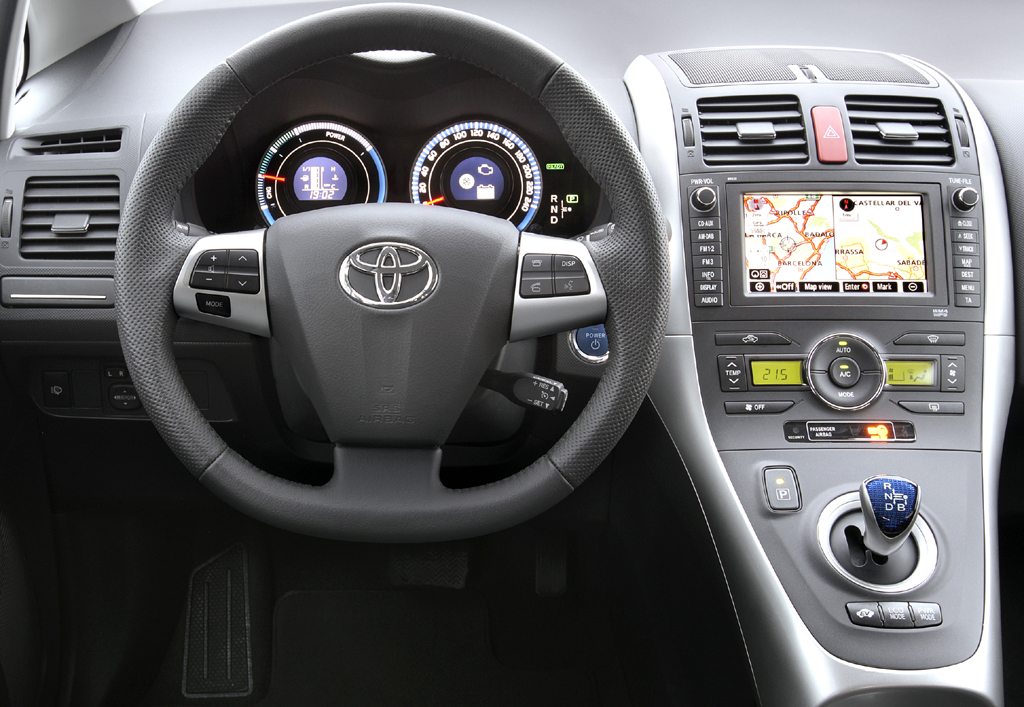Toyota Auris Hybrid: Blick ins Cockpit. 
