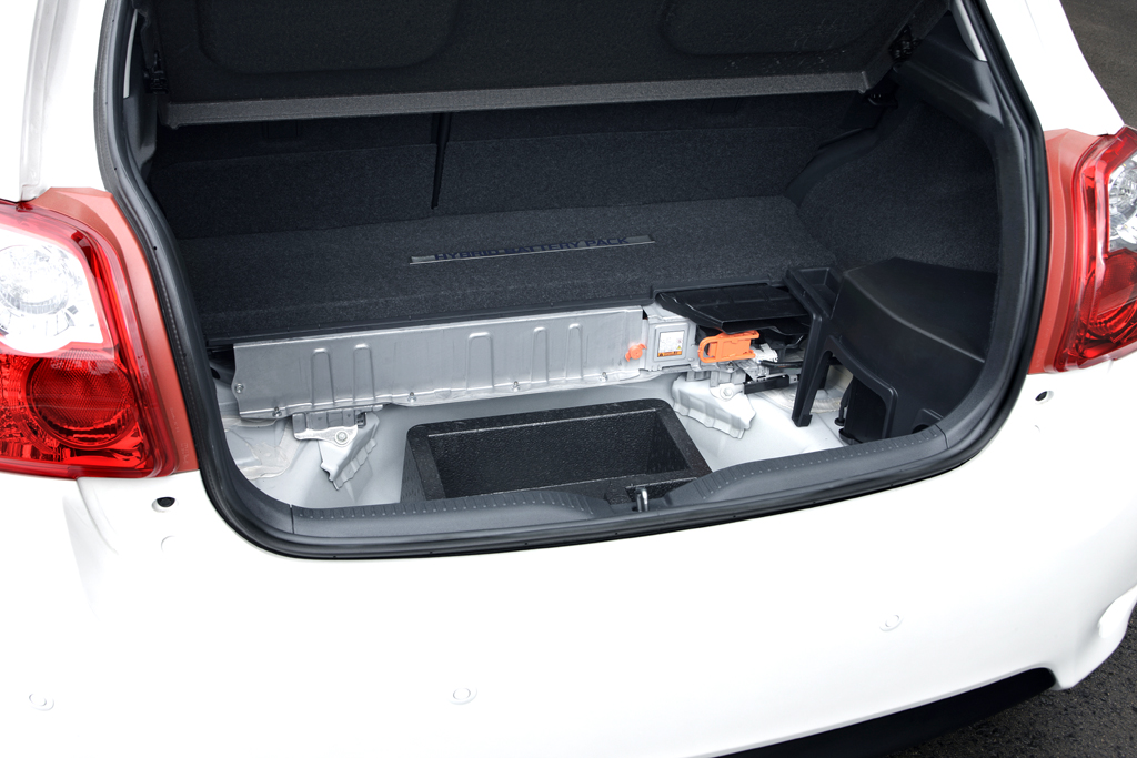 Toyota Auris Hybrid: Die Nickel-Metallhydrid-Batterie sitzt unterm Ladeboden. 