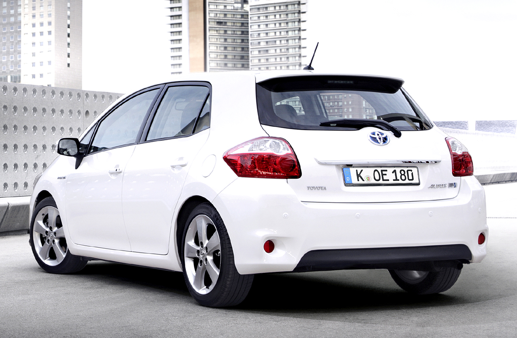 Toyota Auris Hybrid: Heck-/Seitenansicht. 