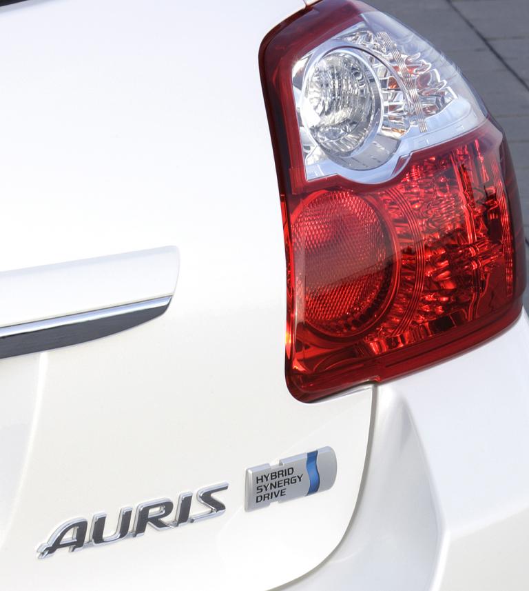 Toyota Auris Hybrid: Heckansicht mit Leuchteinheit und Schriftzug. 