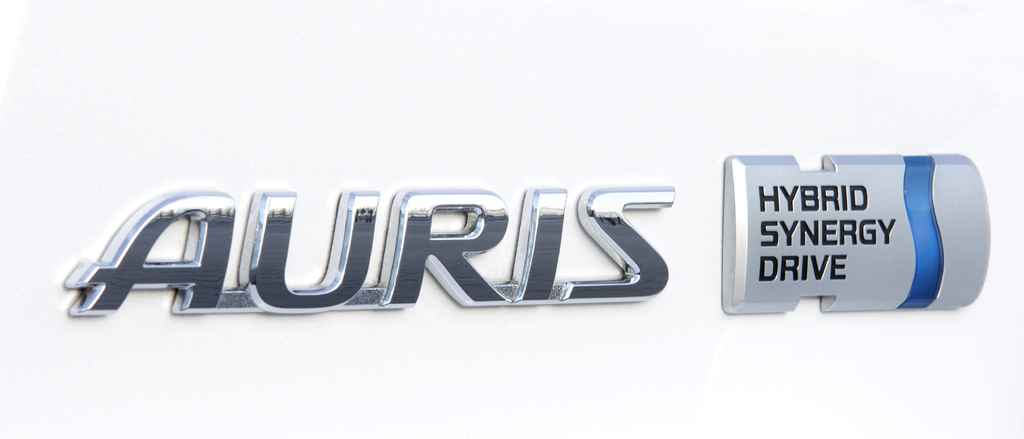 Toyota Auris Hybrid: Schriftzug mit Hinweis auf Hybrid Synergy Drive. 