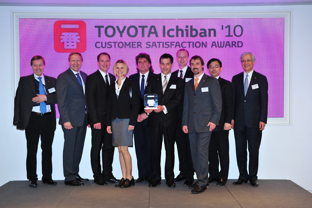 Unter den Ichiban-Preisträgern waren auch drei deutsche Händler (ab 3.v.l.): Tima und Ulla Szabo, Herbert Steinfeld (Autohaus Saxe), Nico Herges, Michael Franz (Autohaus Saxe) und Frank Herges.