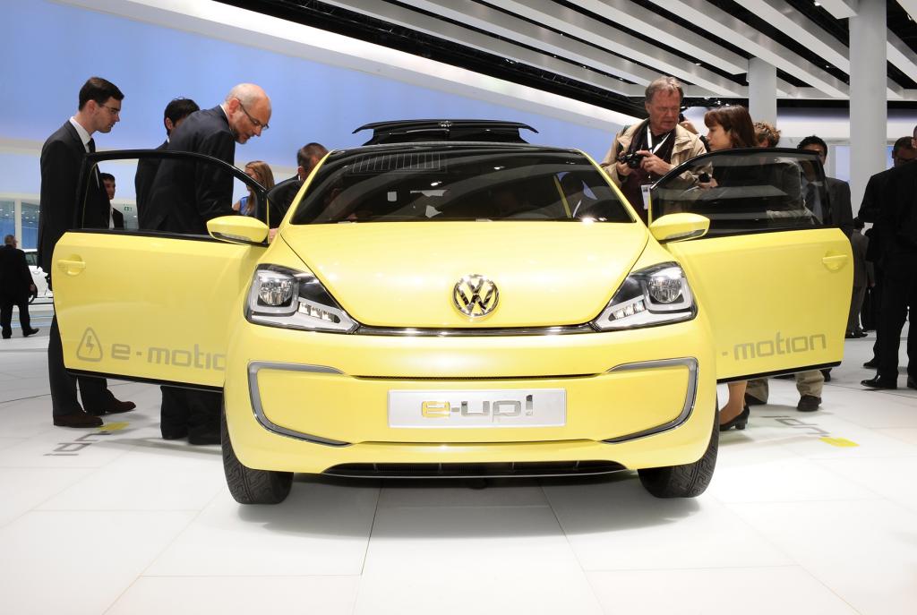 Volkswagen AG präsentiert Bundeskanzlerin Merkel neuen Golf blue-e-motion mit E-Antrieb