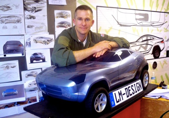 Vorstnadschef Jay Rogers mit einem Modell des Rally Fighters, Foto von: Local Motors
