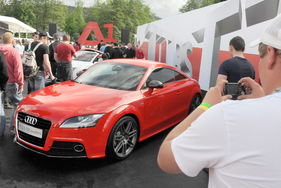 Wörthersee 2010: Der See rief, Fans und Girls kamen