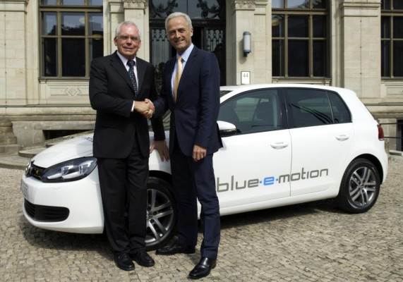 Weltpremiere: Verkehrsminister Ramsauer fährt E-Golf