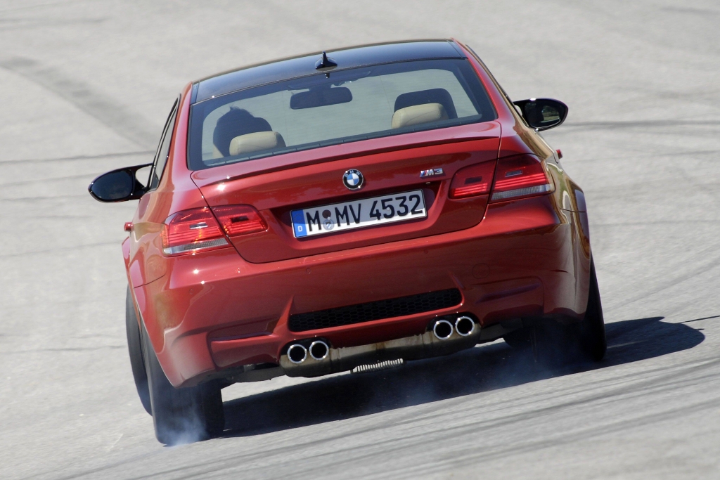 Wenn die 420 PS (309 kW) des V8-Motors losgelassen werden, gibt es ordentlich Dampf.