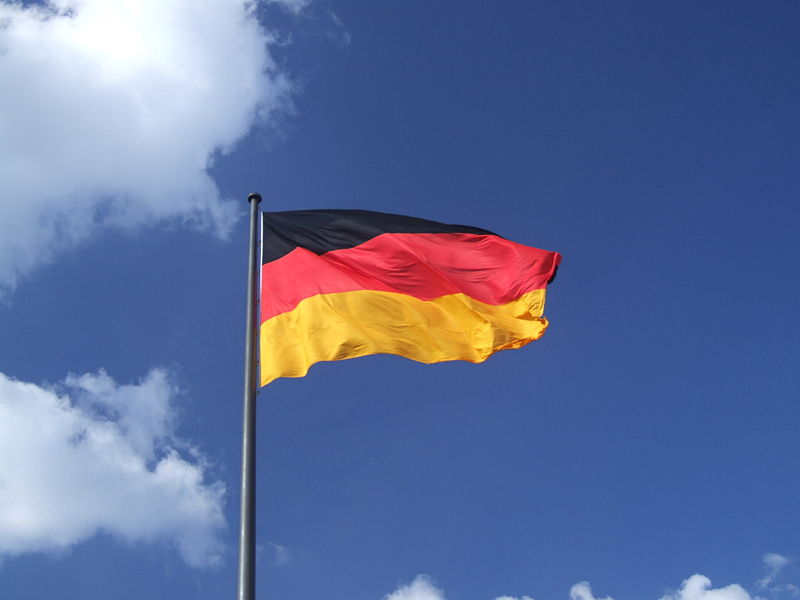 Wer nach der WM keine Flagge mehr auf seinem Auto zeigen will, darf das Dekor wieder entfernen lassen