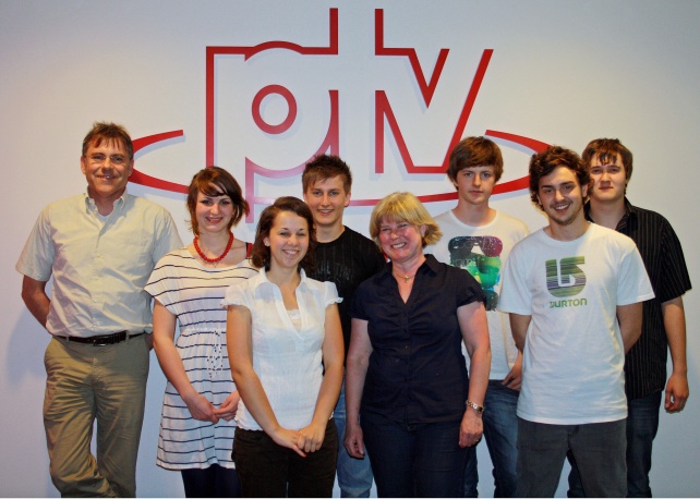 Wollen in den Endausscheid beim Schülergründerpreis: v.l.: Dr. Rainer Schwarzmann (Unternehmenspate von PTV), Stephanie Mall, Karin Gregor, Julian Mätschke, Ute Mall (Teamcoach), Tim Konath, Marvin Nestler und Jan Bechtold vom Hebel-Gymnasium Pforzheim.