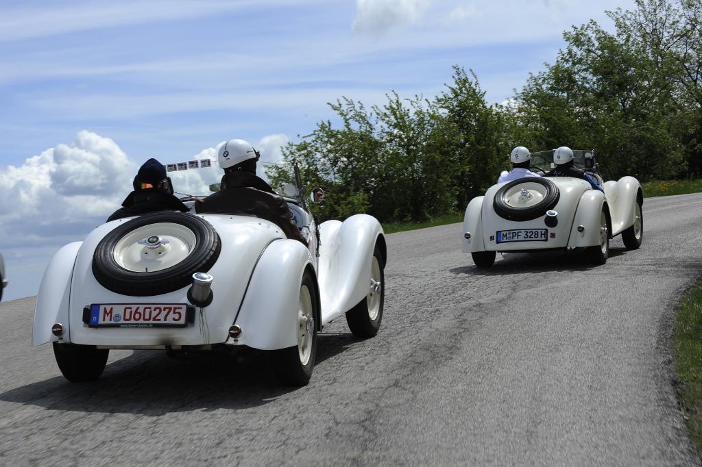 Zwei BMW 328 bei der Mille Miglia 2010.