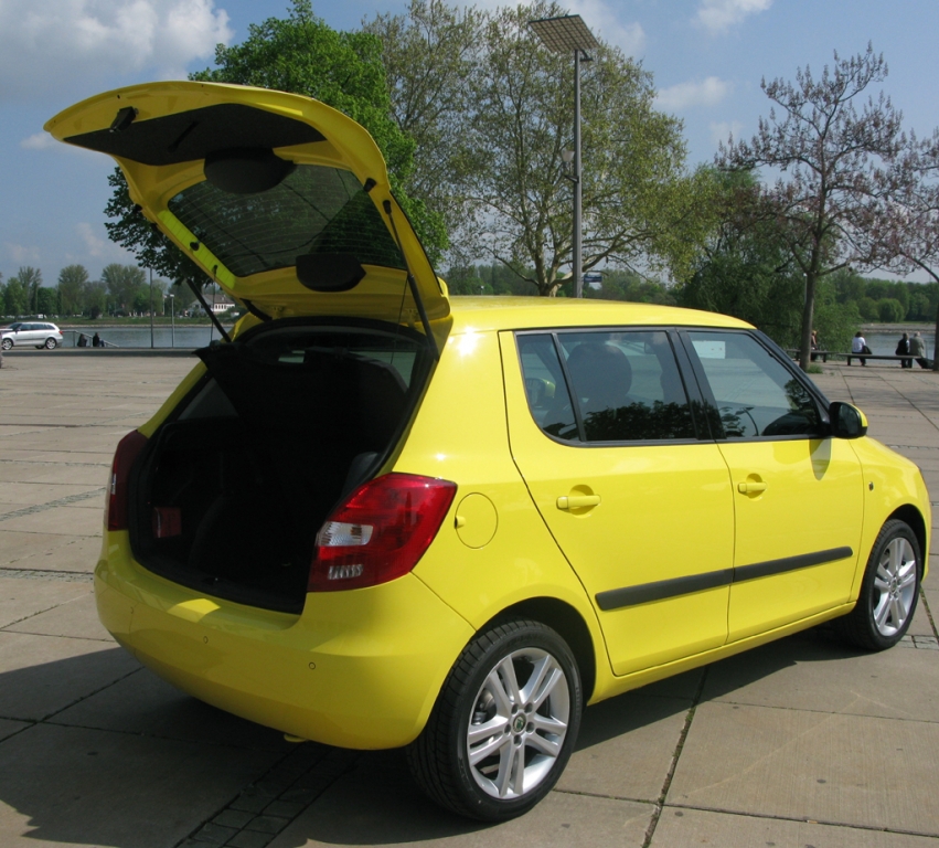 Škoda Fabia: Mit geöffneter Kofferraumklappe.