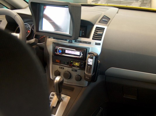 ADAC rüstet Pannenhelfer mit Bluetooth-Freisprechanlage EGO Flash aus