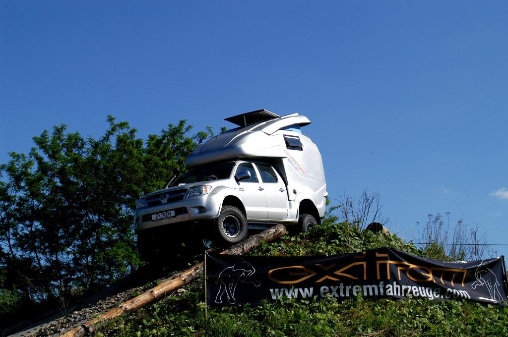 Abenteuer Allrad: Formschöne Geocar-Kabine aus Österreich auf einem Toyota Hillux.