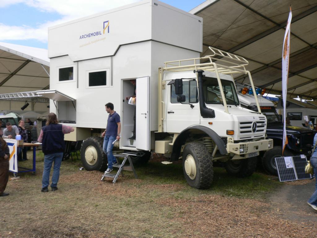 Abenteuer Allrad: Hochfahrbare Archemobil-Kabine mit Schlafgemach im zweiten Stock auf einem Unimog.