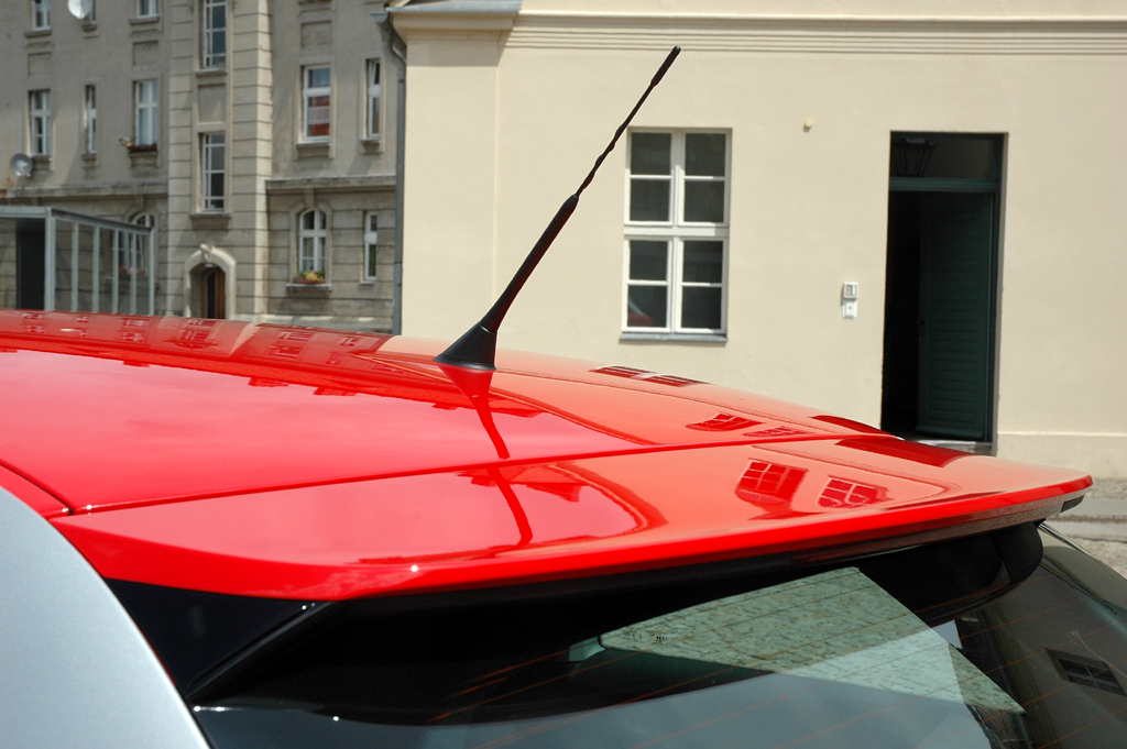 Audi A1: Blick auf Dachkanten-Spoiler am Heck und Stabantenne. 
