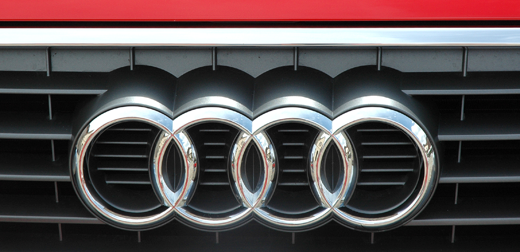 Audi A1: Blick auf den Kühlergrill mit dem Markenemblem im oberen Teil. 