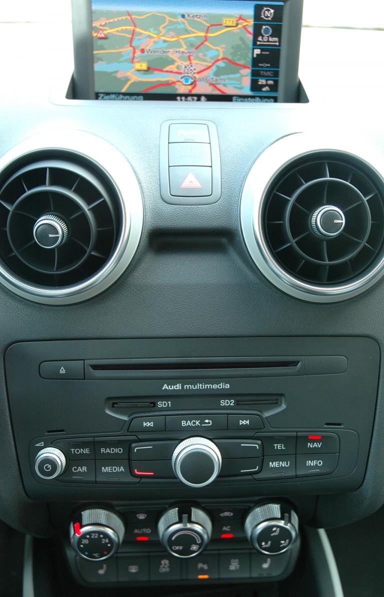 Audi A1: Blick auf den mittleren Armaturenträger. 