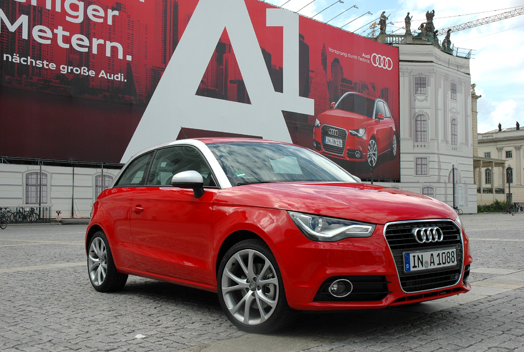 Audi A1: Vor riesigem Werbebanner bei der Fahrvorstellung in Berlin.