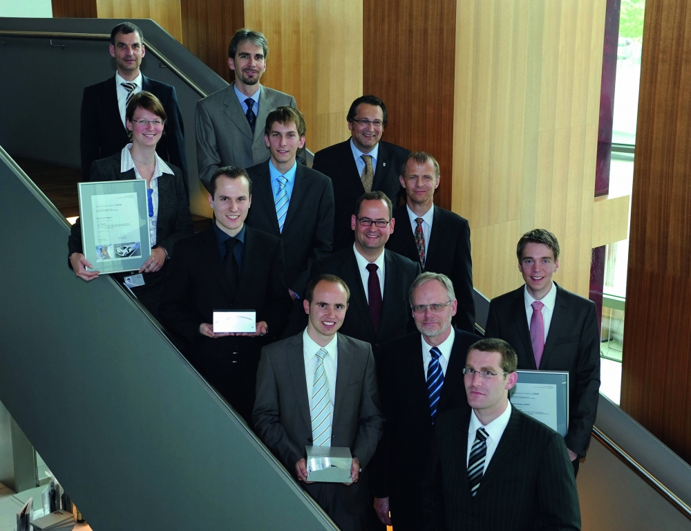 Audi Produktionsvorstand Frank Dreves (2. Reihe, Mitte) hat gestern gemeinsam mit Michael Breme (3. Reihe, Mitte), Leiter Werkzeugbau, die Gewinner der Audi Tool Trophy 2009 ausgezeichnet. 